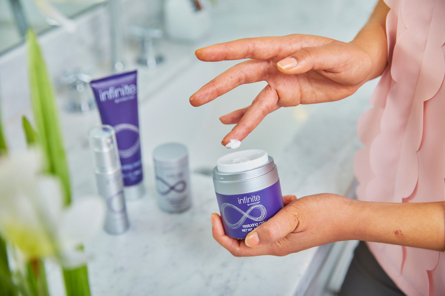 Infinite Restoring Crème – bogata anti-age krema sa alojom, peptidima i prirodnim uljima za regeneraciju i čvrstinu kože

